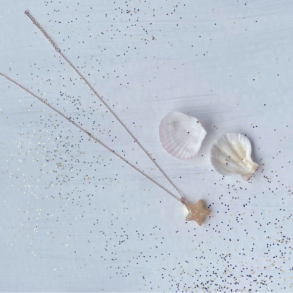 Gold irrdescent resin star necklace - Picture 2 of 2